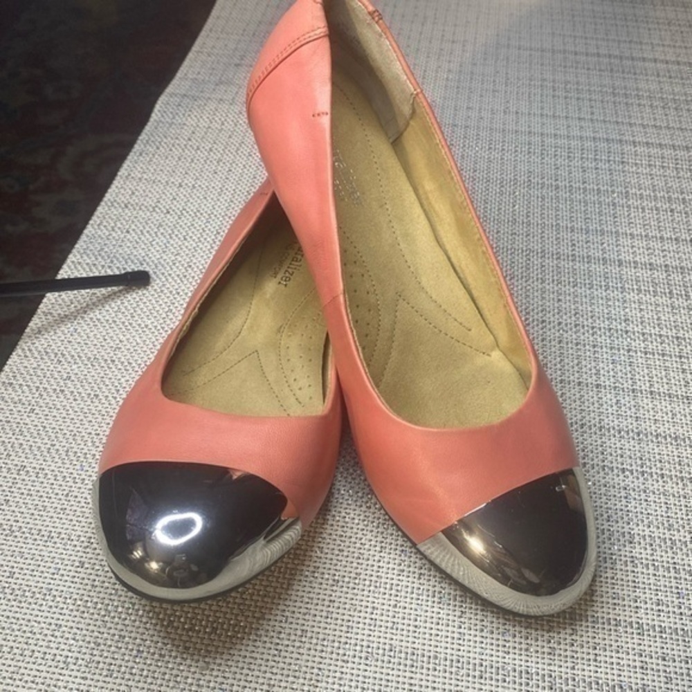 Naturalizer Women’s Applause, pink salmon and shiny silver metal toe
